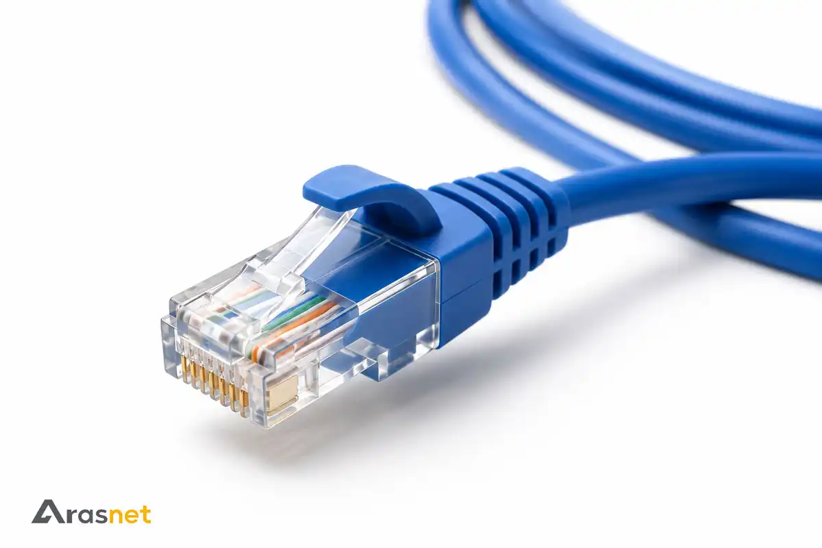 نمای نزدیک کانکتور RJ45 و کابل پچ کورد شبکه CAT6 با بوت محافظ و رشته‌های داخلی